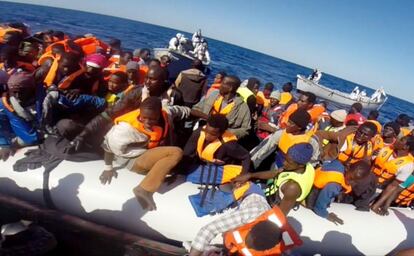 This handout video grab released by the Italian Coast Guard (Guardia Costiera) on May 2, 2015 shows some of 220 shipwrecked migrants being rescued by the Italian coast guard, on May 1, 2015, in the Mediterranean Sea, off the coast of Sicily. AFP PHOTO / GUARDIA COSTIERA  = RESTRICTED TO EDITORIAL USE - MANDATORY CREDIT "AFP PHOTO / GUARDIA COSTIERA" - NO MARKETING NO ADVERTISING CAMPAIGNS - DISTRIBUTED AS A SERVICE TO CLIENTS =