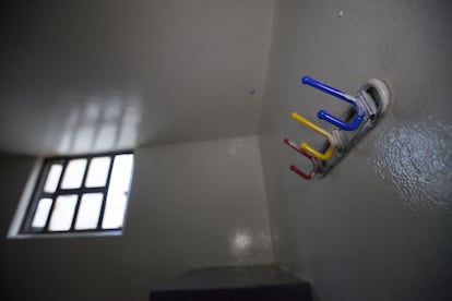 En el pasillo 2 del penal hay 11 celdas. La última, que está sola es la de El Chapo. En la imagen, un ventanuco y un perchero de colores en la pared del habitáculo.