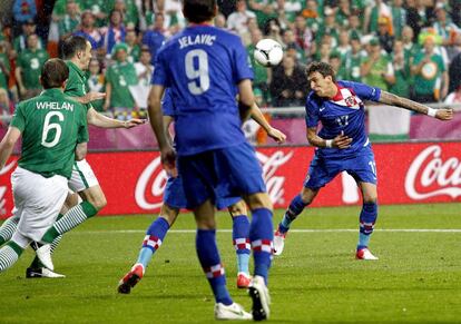 El croata Mario Mandzukic marca el 1-0 ante Irlanda
