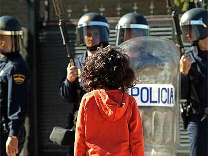 La actuación policial se ha llevado a cabo en una zona de la Cañada Real en la que predomina la población de origen marroquí, el mismo lugar en el que el pasado 9 de octubre se derribaron 40 chabolas. Se trata de una parte <i>lujosa</i> de la Cañada, en la que algunas casas, como la derribada, tienen dos pisos y todas las comodidades propias de una vivienda convencional. La Cañada Real Galiana es un poblado chabolista del sureste de la capital, situado muy cerca del vertedero de Valdemingómez, a unos 20 minutos en coche de la Puerta del Sol y en el límite de la capital con Rivas-Vaciamadrid, donde viven no menos de 30.000 personas en unas 2.000 edificaciones, todas ellas ilegales.