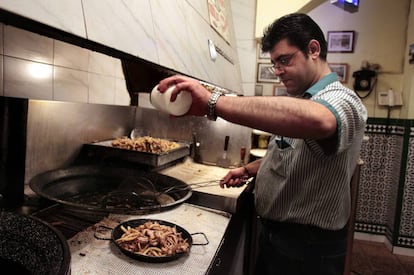 Jose de la freiduría de embajadores prepara una de las tapa de gallinejas