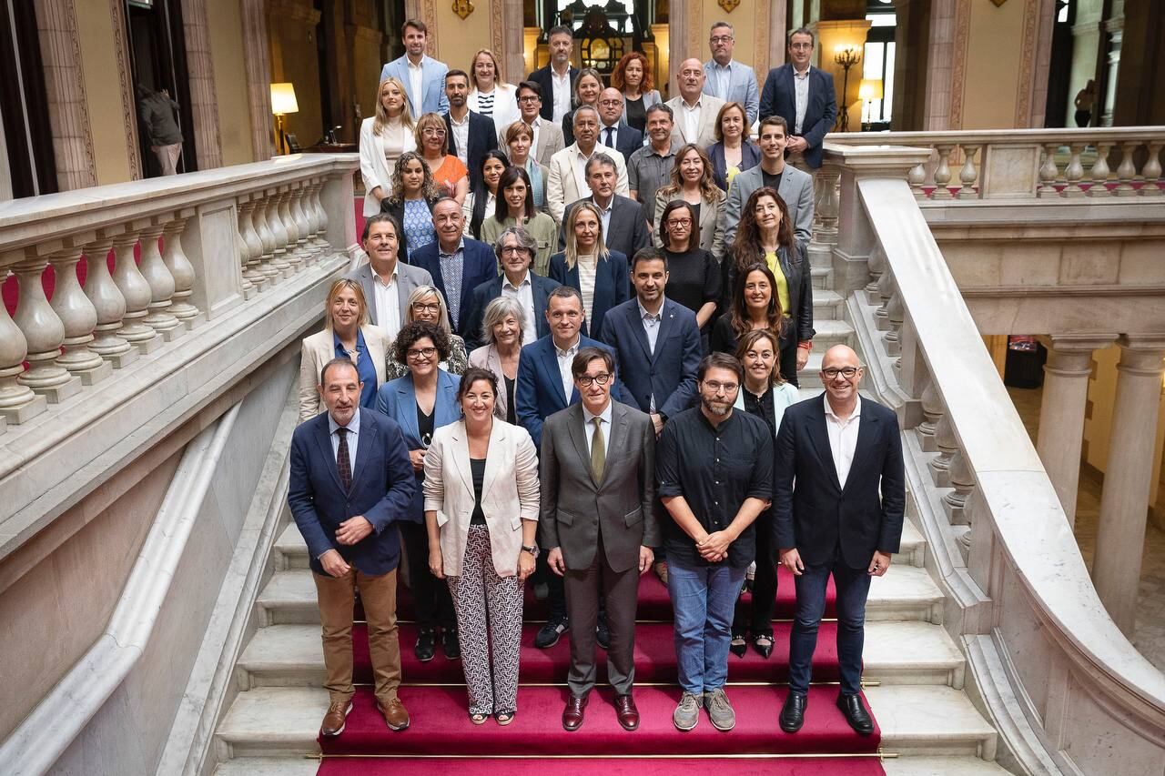 Una imagen de la foto de familia de los diputados socialistas esta martes en el Parlament. /PSC