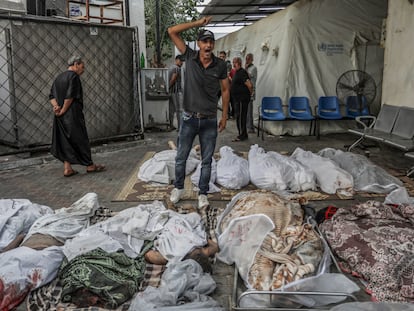 Un palestino grita mientras mira los cadáveres de personas muertas en un ataque israelí frente al hospital Al Najjar, el pasado martes.