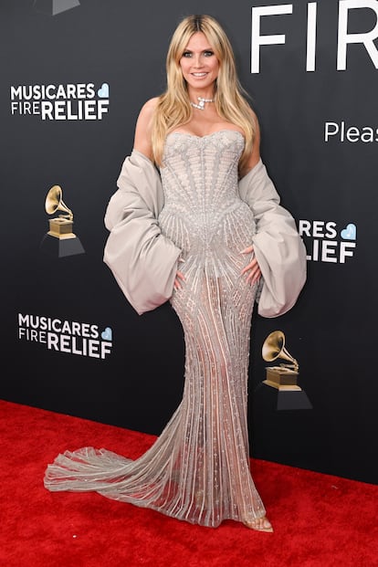 Heidi Klum nunca se pierde una buena alfombra roja y esta ocasión tampoco fue una excepción. La modelo lució un vestido de pedrería en tonos plata. 