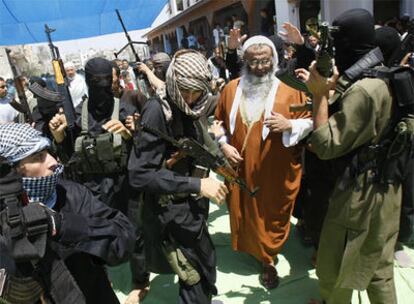 El clérigo Abdel Latif Musa, rodeado de seguidores armados, ayer en Rafah horas antes de los enfrentamientos.