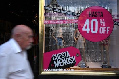 Inflación en Argentina: un hombre camina delante de una tienda de ropa en el centro de Buenos Aires