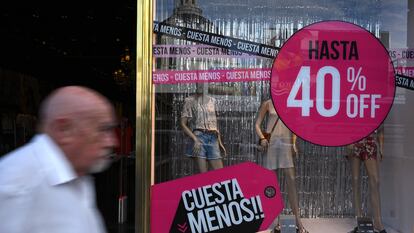 Un hombre camina delante de una tienda de ropa en el centro de Buenos Aires, el 12 de enero de 2022.