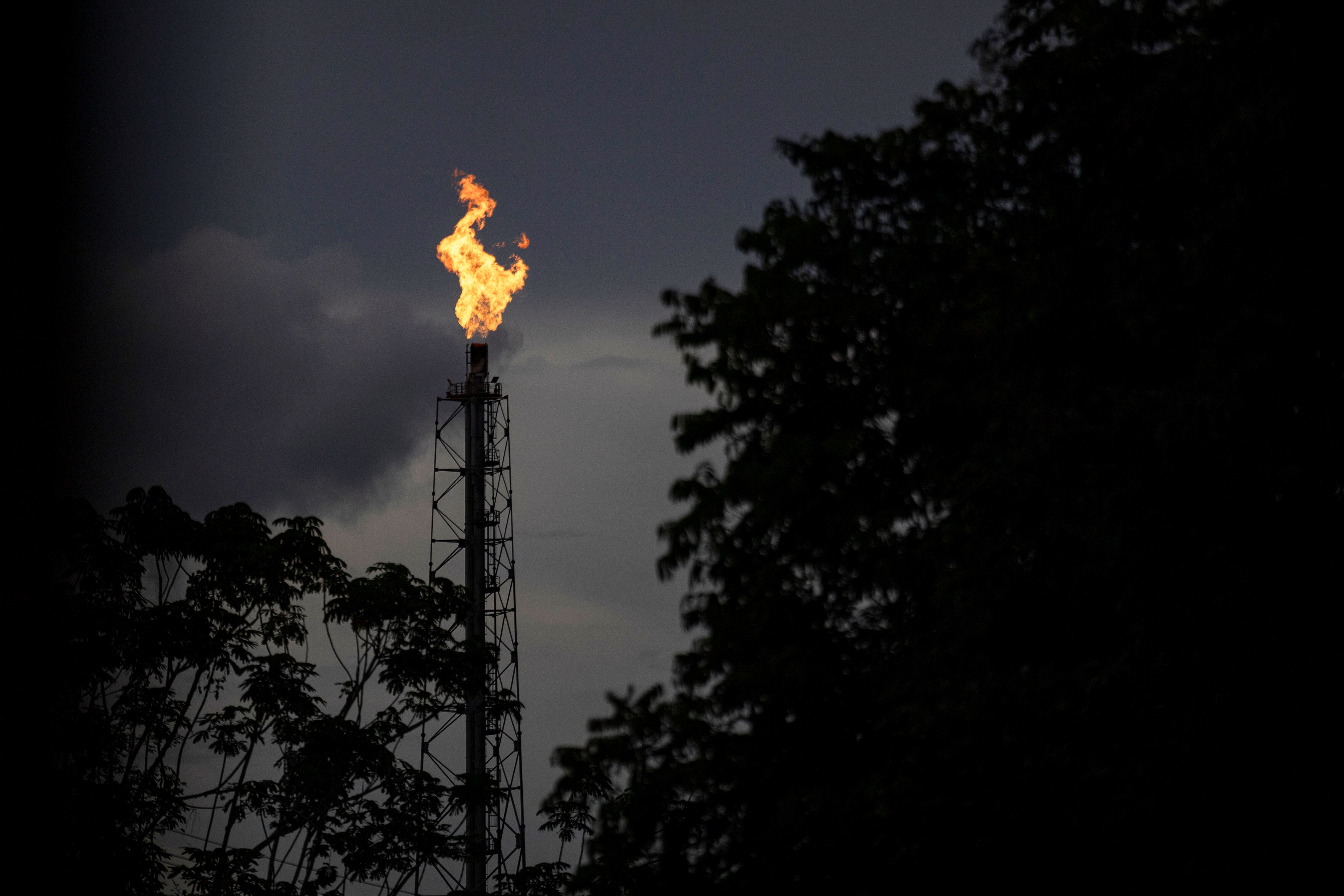 Una torre de perforación en el distrito petrolero de Urucú, en el municipio de Coari, Estado de Amazonas (Brasil), el pasado abril.