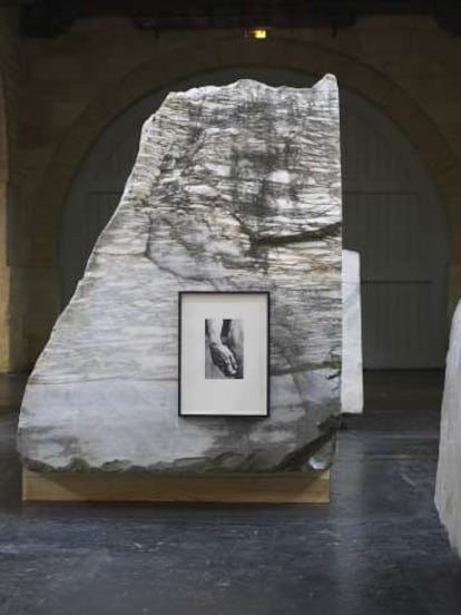 Bloque de mármol de Carrara con una fotografía, obra expuesta en Burdeos.