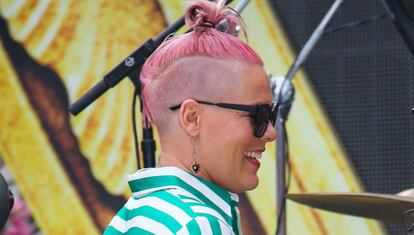 La cantante Pink, con las sienes rapadas y el pelo teñido de rosa.