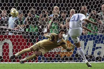 Trezeguet, delantero de Francia, lanza y falla su penalti en la final de la Copa del Mundo.