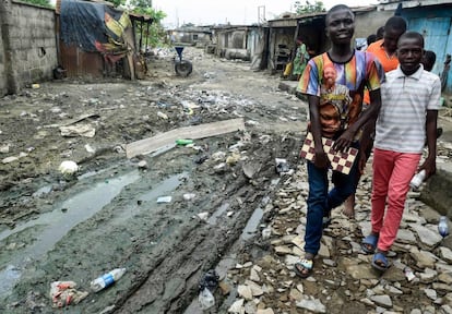 El mecánico de 14 años Jamiu Ninilowo, se dirige a una clase de ajedrez en Ikorodu, un distrito de Lagos, en Nigeria, uno de los países más poblados y desiguales de África.