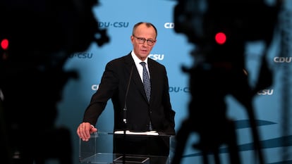 BERLIN (Germany), 14/03/2025.- Chairman of the Christian Democratic Union (CDU) party and faction Friedrich Merz speaks during a press statement after a parliamentary group meeting at the German parliament, Bundestag, in Berlin, Germany, 14 March 2025. (Alemania) EFE/EPA/HANNIBAL HANSCHKE
