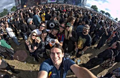Este miltitudinario 'selfie' fue tomado el año pasado en el festival de música heavy Hellfest que se celebra en la población de Clisson (Nantes, Francia). "Es una foto con los amigos que nos juntamos desde 2008 y repetimos todos los años", explica Juan Antonio Seves, en primer plano.