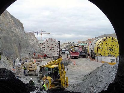 Construcción con tuneladoras del túnel San Pedro, en Madrid, de 8.929 metros, en la línea Madrid-Valladolid.