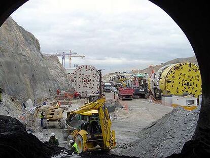 Construcción con tuneladoras del túnel San Pedro, en Madrid, de 8.929 metros, en la línea Madrid-Valladolid.