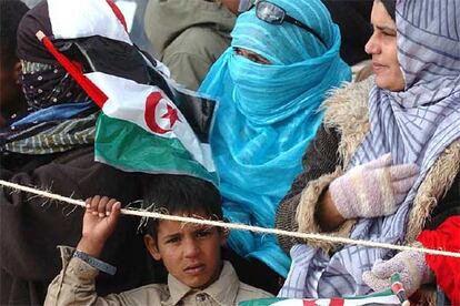 Un niño presencia el desfile de tropas con el que los independentistas saharauis han celebrado el XXX aniversario de la proclamación de la República Arabe Saharaui Democrática (RASD), en un acto político militar que ha contado con la presencia de delegaciones de países de Africa, Europa y América Latina.