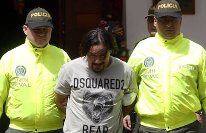 Agentes de la policía de Colombia presentan a Juan Carlos Mesa.