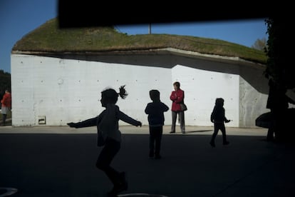 Niños alrededor del teatro mostoleño a la espera de que abriera sus puertas para entrar a ver 'El rincón de los títeres'. La obra trata sobre un titiritero que recibe el encargo del rey para montar una exposición con sus marionetas, pero con solo un día de plazo para organizarla.