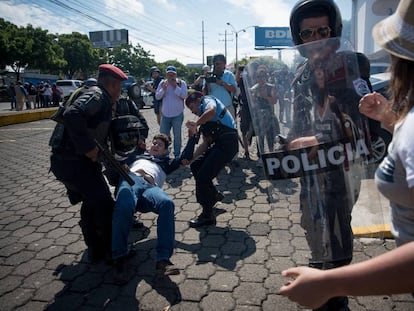 Policiais prendem manifestante na Nicarágua.