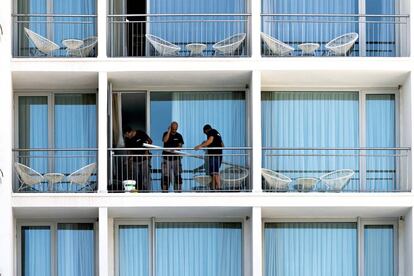 Tres operarios instaladores llevan a cabo tareas de mantenimiento en un hotel de la Costa Brava.