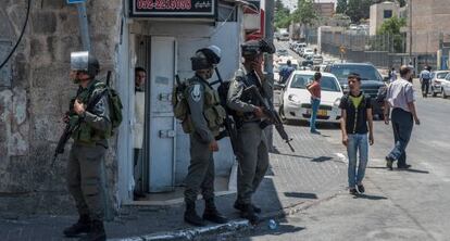 Soldados israel&iacute;es patrullan en una calle de Jerusal&eacute;n Este.