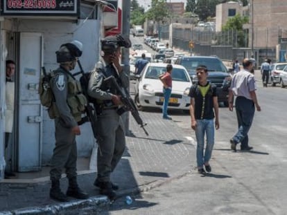 Soldados israel&iacute;es patrullan en una calle de Jerusal&eacute;n Este.