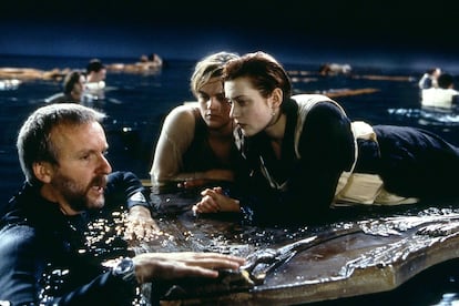 James Cameron da órdenes a Winslet y DiCaprio durante el rodaje de 'Titanic'.