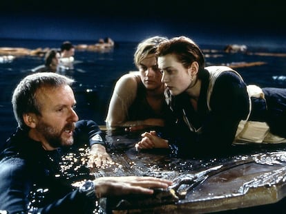 James Cameron da órdenes a Winslet y DiCaprio durante el rodaje de 'Titanic'.