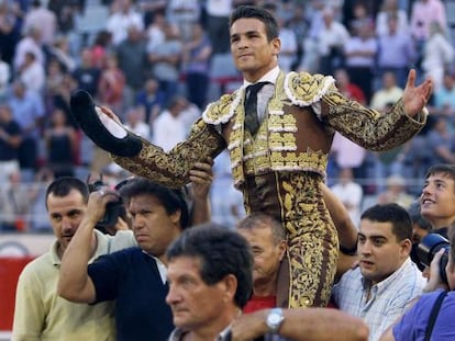 Jos&eacute; Mar&iacute;a Manzanares sale a hombros de la Monumental de Barcelona en 2010.