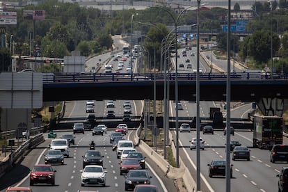 Vehículos en la A-2 a la altura del kilómetro 17, esta tarde en Madrid.
