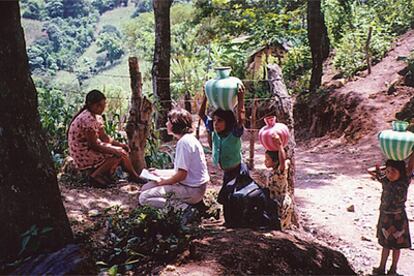 Guatemala, verano de 2002. Beatriz Valbuena trabaja en la lucha contra la sequía. "Un país precioso, de gran riqueza cultural. Me hubiera gustado quedarme más tiempo, pero el proyecto duraba un año. Y el contrato también".