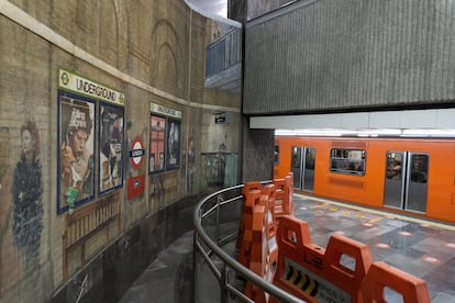La obra "Escenarios subterráneos", elaborada por Rafael Cauduro en los años 90, en la estación de metro Insurgentes, en la Ciudad de México.