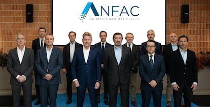 Foto de familia de Anfac, patronal de fabricantes de coches, con su presidente, Wayne Griffiths, y el director general, José López-Tafall, en el centro de la imagen.