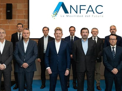 Foto de familia de Anfac, patronal de fabricantes de coches, con su presidente, Wayne Griffiths, y el director general, José López-Tafall, en el centro de la imagen.