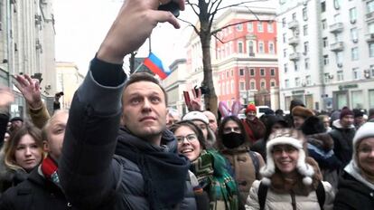 Alexei Navalni se saca un selfie junto a varios de sus simpatizantes poco antes de ser detenido por la polic&iacute;a el domingo. 
