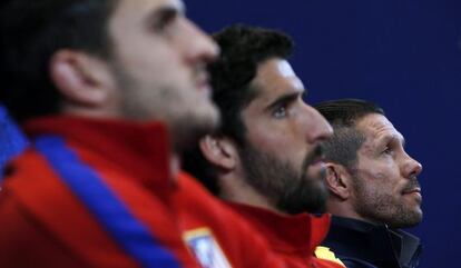 Koke, Raúl García y Simeone, en la rueda de prensa.