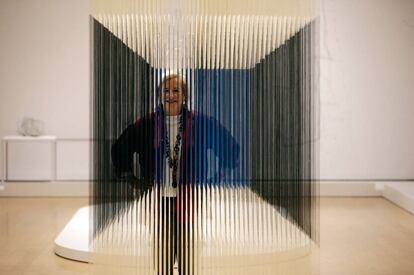 Patricia Phelps de Cisneros ao lado da obra 'Cubo de Náilon', de Jesús Soto. A colecionadora venezuelana doou recentemente 202 obras a seis museus internacionais, entre os quais o madrilenho Reina Sofía