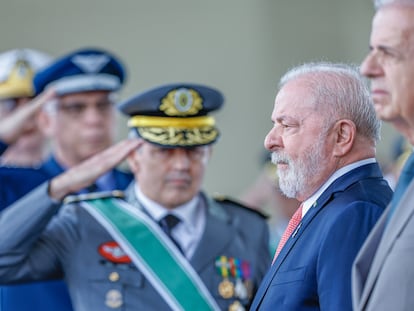 Lula, president of Brazil, with the heads of the Armed Forces on April 19 during the Army Day ceremony, in Brasília, in a photograph released by his team.