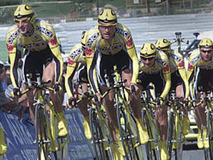 Los ciclistas del equipo ONCE-Eroski, en pleno esfuerzo.