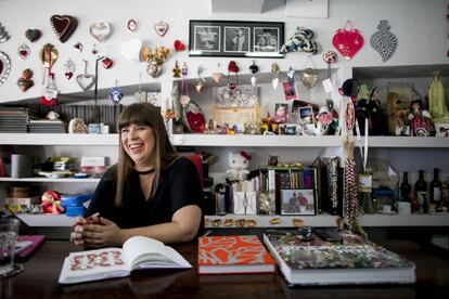 Joana Vasconcelos en el estudio de su taller. A orillas del Tajo, en una antigua nave industrial recuperada, reúne a un equipo que en algunos momentos puede alcanzar las cincuenta personas