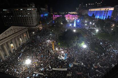 La protesta ha tomado todo el centro de la capital. Aunque estaba previsto que concluyera en la Plaza de Mayo, donde se encuentra la sede del Gobierno, los manifestantes han seguido hasta el Congreso, donde se debatía la reforma.