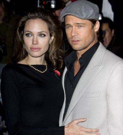 Ya antes de casarse con Brad Pitt, la actriz Angelina Jolie fue célebre por sus curiosas costumbres sexuales: desde jugar con cuchillos en la cama hasta morrearse con su hermano en público. En 2007, ya casada con Pitt, saltó a la portada de la prensa el trío que hizo con su marido y la 'top model' Karolina Kurkova. En ese momento, la relación entre Pitt y Jolie no atravesaba su mejor momento y ellos trataban de reactivar el morbo por todos los medios. Quizá por ello, después de una fiesta la pareja invitó a la modelo a su habitación para una morbosa sesión de sexo a tres bandas.  En la imagen, Brad Pitt y Angelina Jolie posan en Londres el mismo año en el que se dio la noticia, 2007.