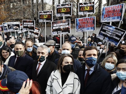 Protesta policial de noviembre de 2021 en Madrid con la asistencia del entonces presidente del PP. Pablo Casado, y la portavoz de su grupo parlamentario, Cuca Gamarra, junto a Santiago Abascal, Macarena Olona y otros miembros de Vox.