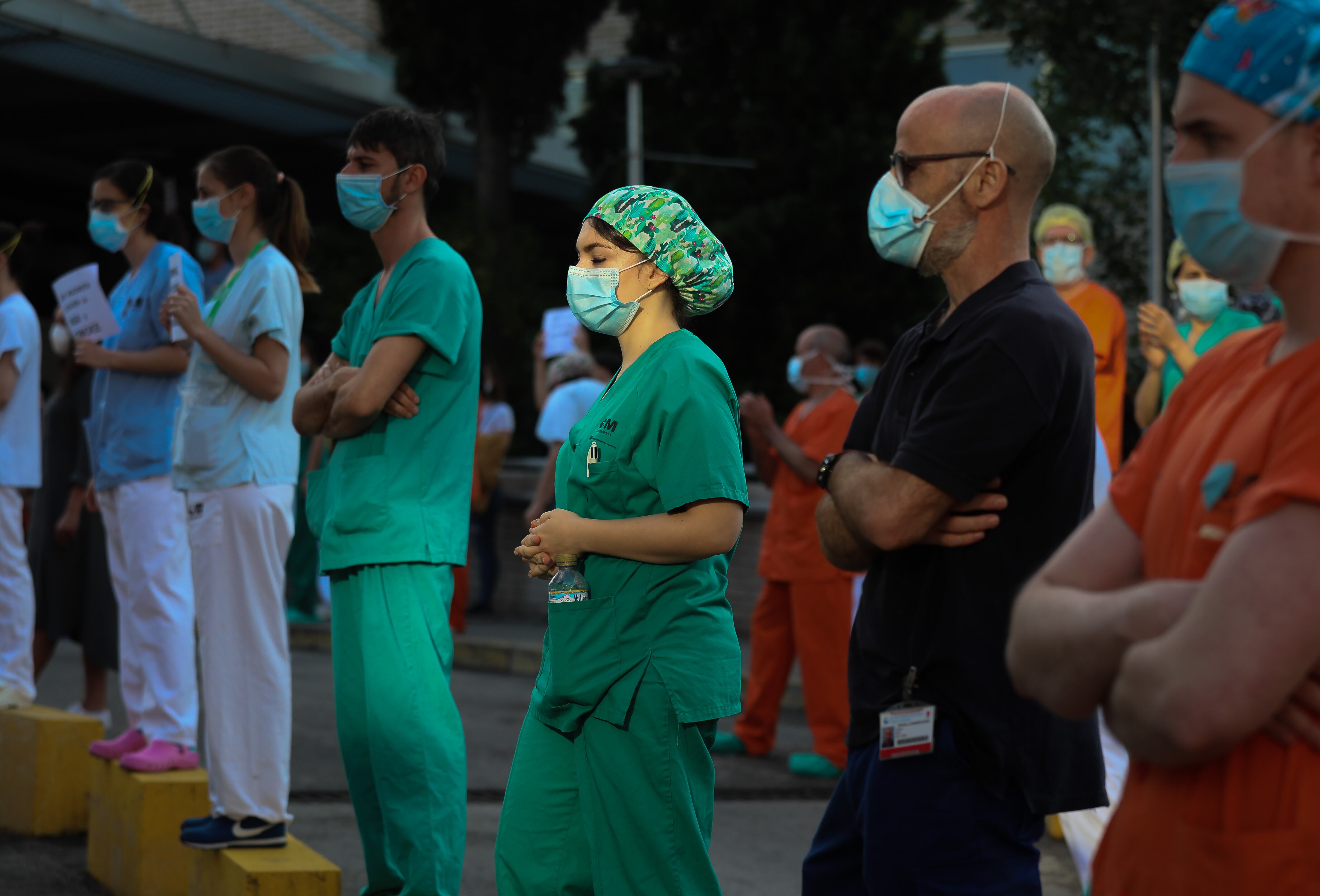 Protesta de todos los sanitarios de hospitales públicos aglutinados en la Plataforma Sanitarios Necesarios. En la imagen, los profesionales del hospital Gregorio Marañón.