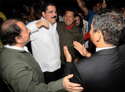 Hugo Chávez, Rafael Correa (de espaldas) y Daniel Ortega aplauden a Manuel Zelaya en Managua.