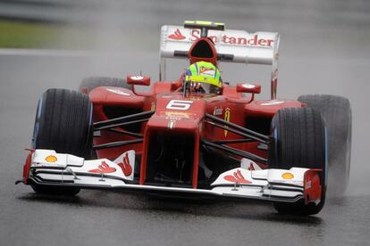 El brasileño Felipe Massa entrena con su Ferrari.