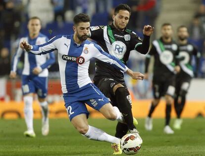 Álvaro González y Andone, pugnan por un balón.