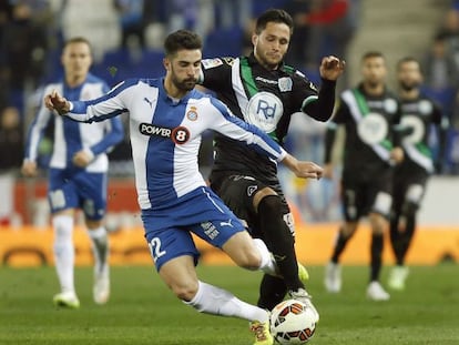 &Aacute;lvaro Gonz&aacute;lez y Andone, pugnan por un bal&oacute;n.