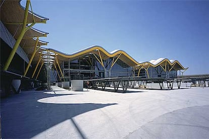 Por su inmediatez y sus ideas sencillas de comprender -como los colores del arco iris pintados en la estructura principal, una refrescante irradiación pop en tierras de secano-, el nuevo aeropuerto de Barajas está destinado a ser, cuando se inaugure antes de un año, en un favorito del gran público. Su perfil ha sido bautizado ya como El Tirachinas, y los arquitectos británicos del equipo de Richard Rogers, que junto al estudio Lamela firman el proyecto, llaman a la viga que sujeta la fachada "la viga arenque". Juguetón y orgánico, el techo de bambú que va haciendo olas, los grandes lucernarios elípticos, los difusores de aire que se asemejan a la cabeza de un dinosaurio, el derroche de luz natural y su cualidad transparente inclinan asimismo la balanza a favor de una obra de enormes dimensiones cuyo envoltorio desenfadado esconde un corazón high-tech. Se puede ver tomando la carretera que une Barajas y San Sebastián de los Reyes.